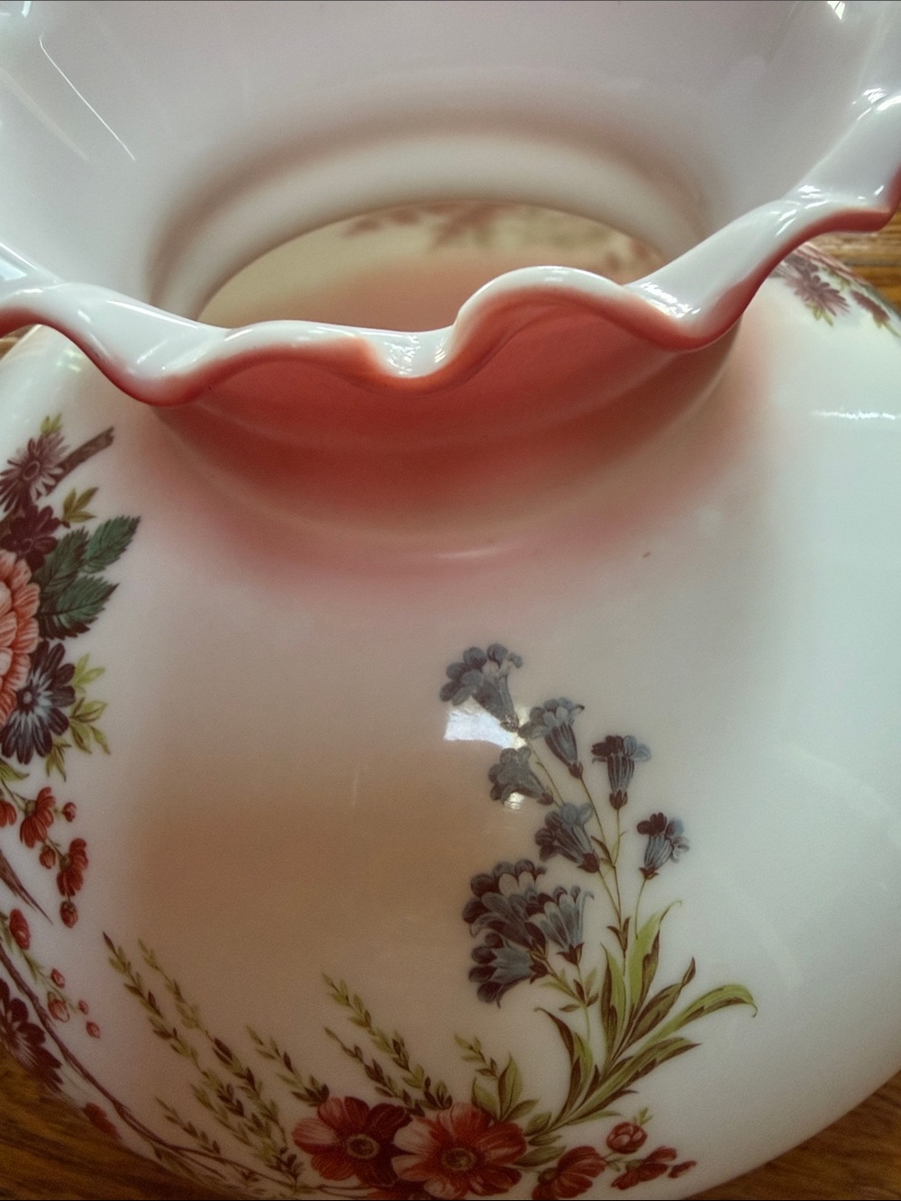 Vintage “Gone With the Wind “ style lamp globe. Floral in pinks. Ruffle top. - Picture 6 of 15
